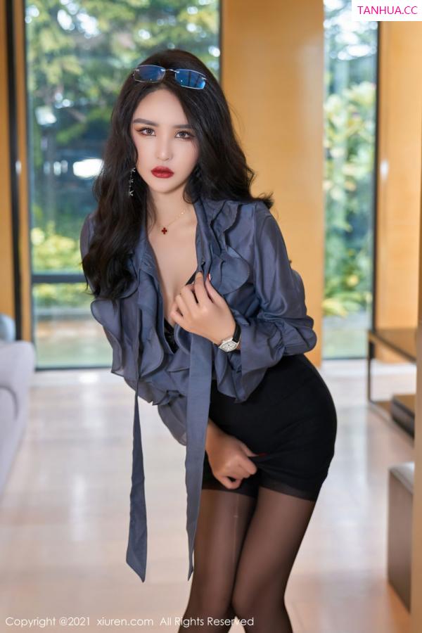 SOLO-尹菲  [XiuRen]高清写真图 2021.09.28 No.4010 Emily尹菲第2张图片